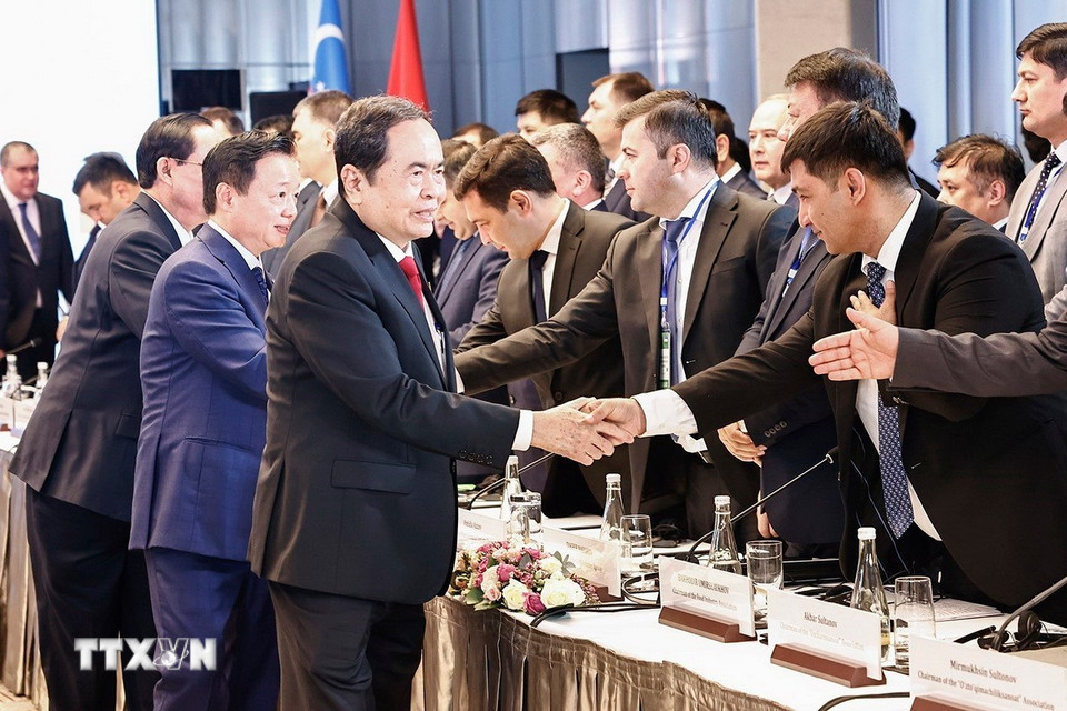 Chủ tịch Quốc hội Trần Thanh Mẫn với đại biểu. (Ảnh: Doãn Tấn/TTXVN)