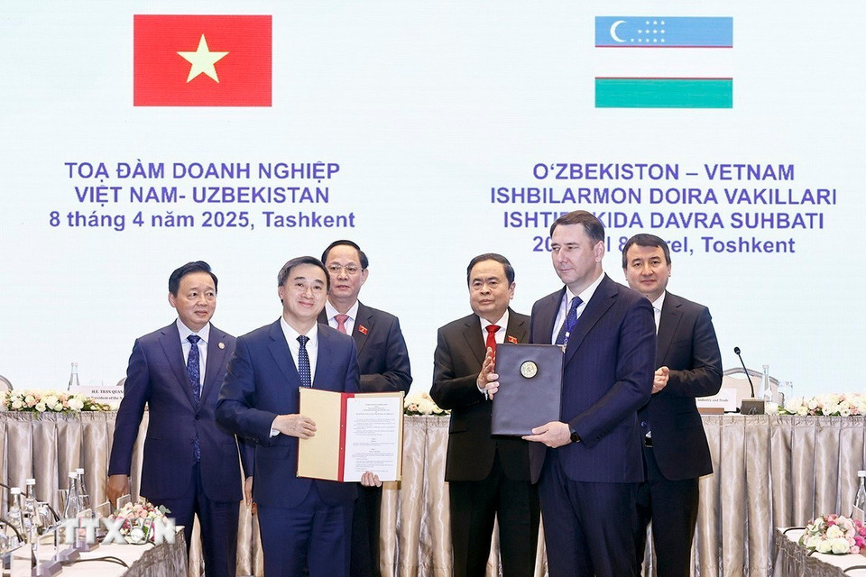 Chủ tịch Quốc hội Trần Thanh Mẫn chứng kiến Lễ trao các Thỏa thuận hợp tác. (Ảnh: Doãn Tấn/TTXVN)