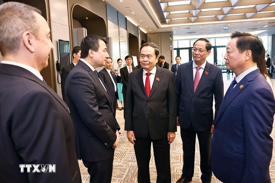 Chủ tịch Quốc hội Trần Thanh Mẫn với đại biểu. (Ảnh: Doãn Tấn/TTXVN)