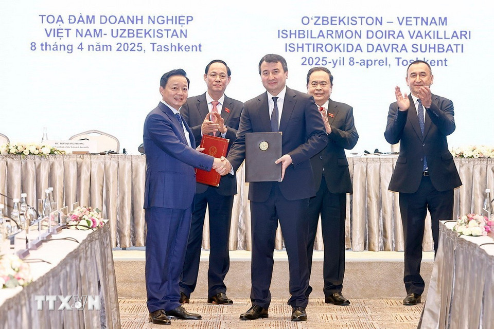 Chủ tịch Quốc hội Trần Thanh Mẫn chứng kiến Lễ trao các Thỏa thuận hợp tác. (Ảnh: Doãn Tấn/TTXVN)