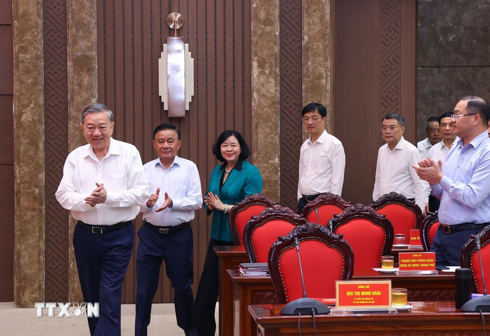 Tổng Bí thư Tô Lâm dự và chủ trì buổi làm việc với Ban Thường vụ Thành ủy Hà Nội. (Ảnh: Văn Điệp/TTXVN)