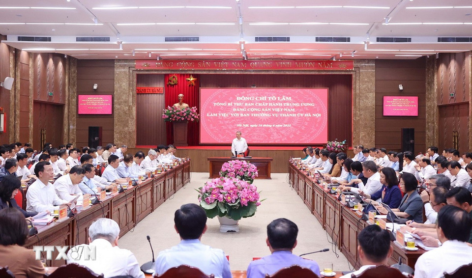 Toàn cảnh buổi làm việc của Tổng Bí thư Tô Lâm với Ban Thường vụ Thành ủy Hà Nội. (Ảnh: Văn Điệp/TTXVN)