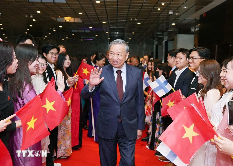 Cán bộ, nhân viên Đại sứ quán và cộng đồng người Việt Nam tại Phần Lan đón Tổng Bí thư Tô Lâm và Phu nhân. (Ảnh: TTXVN phát)