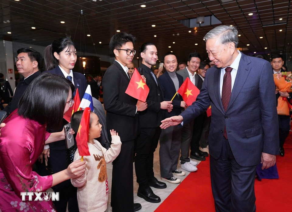 Cán bộ, nhân viên Đại sứ quán và cộng đồng người Việt Nam tại Phần Lan đón Tổng Bí thư Tô Lâm và Phu nhân. (Ảnh: TTXVN phát)