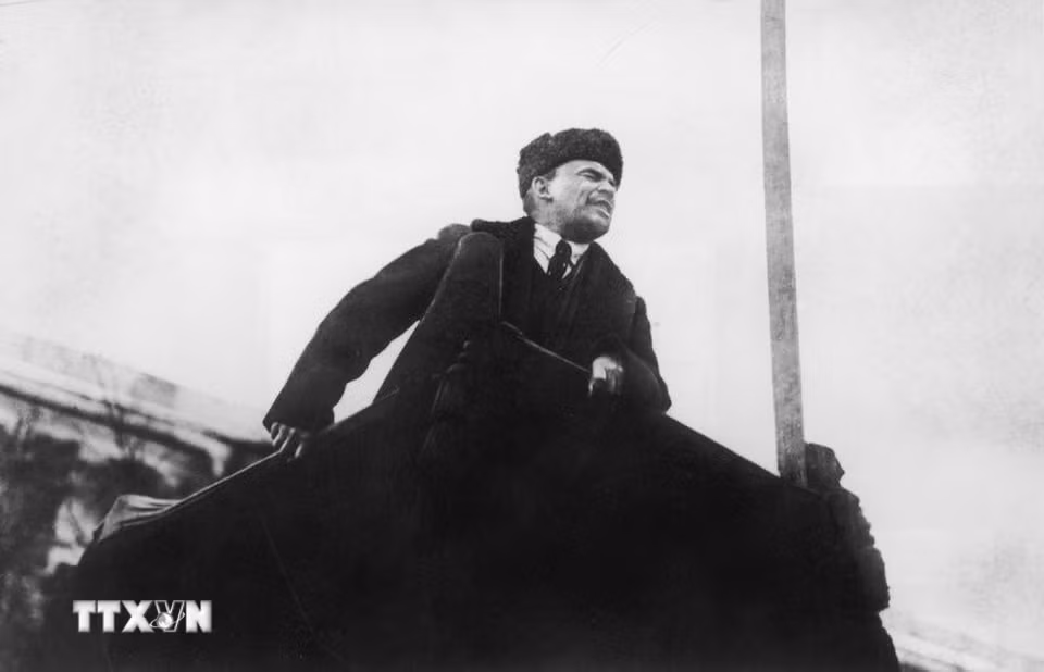 V.I.Lenin đọc diễn văn tại Quảng trường Đỏ ở Moskva trong Lễ kỷ niệm một năm ngày Cách mạng Tháng Mười Nga thành công, 7/11/1918. (Ảnh: Tư liệu/TTXVN phát)