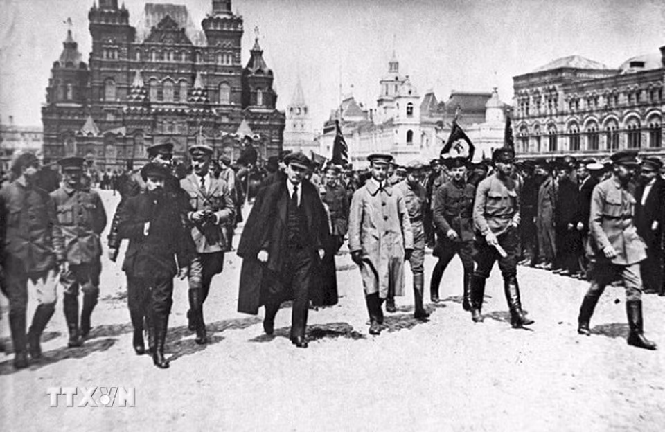 V.I.Lenin trên Quảng trường Đỏ ở Moskva trong Lễ kỷ niệm một năm Cách mạng Tháng Mười thắng lợi, 7/11/1918. (Ảnh: Tư liệu/TTXVN phát)