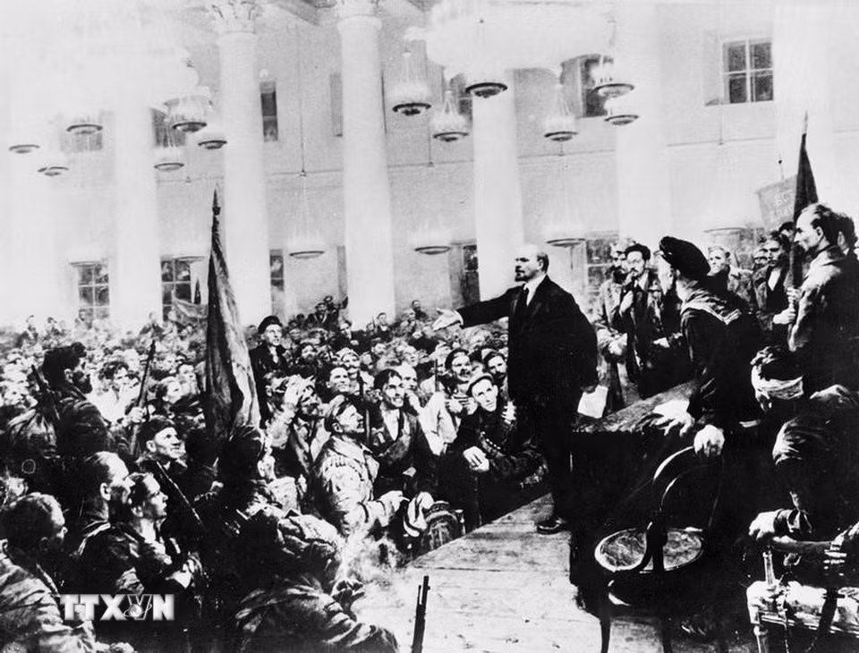 Ngay trong đêm 7/11/1917, Đại hội các Soviet được triệu tập, thành lập Chính quyền Soviet do V.I.Lenin đứng đầu. (Ảnh: Tư liệu/TTXVN phát)