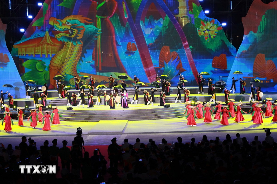 Tiết mục văn nghệ tại lễ khai mạc Canarval Hạ Long. (Ảnh: Đức Hiếu/TTXVN)