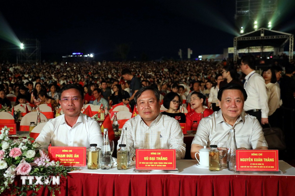 Ông Nguyễn Xuân Thắng, Ủy viên Bộ Chính trị, Giám đốc Học viện Chính trị quốc gia Hồ Chí Minh, Chủ tịch Hội đồng Lý luận Trung ương, tham dự khai mạc Carnaval Hạ Long 2025. (Ảnh: Đức Hiếu/TTXVN)