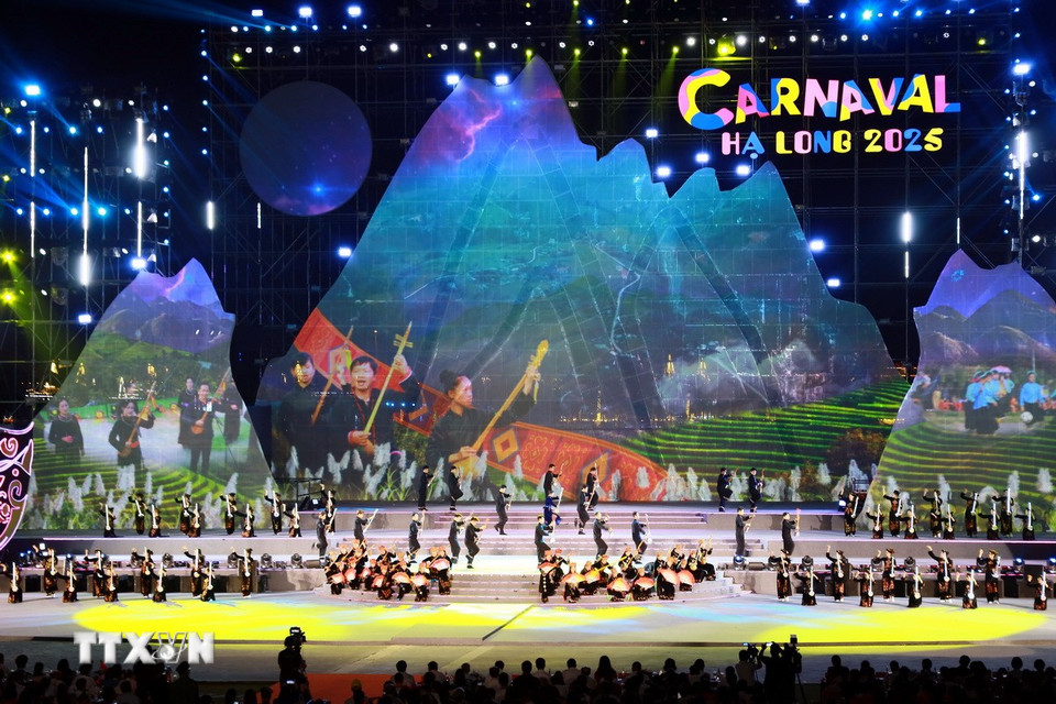 Tiết mục văn nghệ tại lễ khai mạc Canarval Hạ Long. (Ảnh: Đức Hiếu/TTXVN)