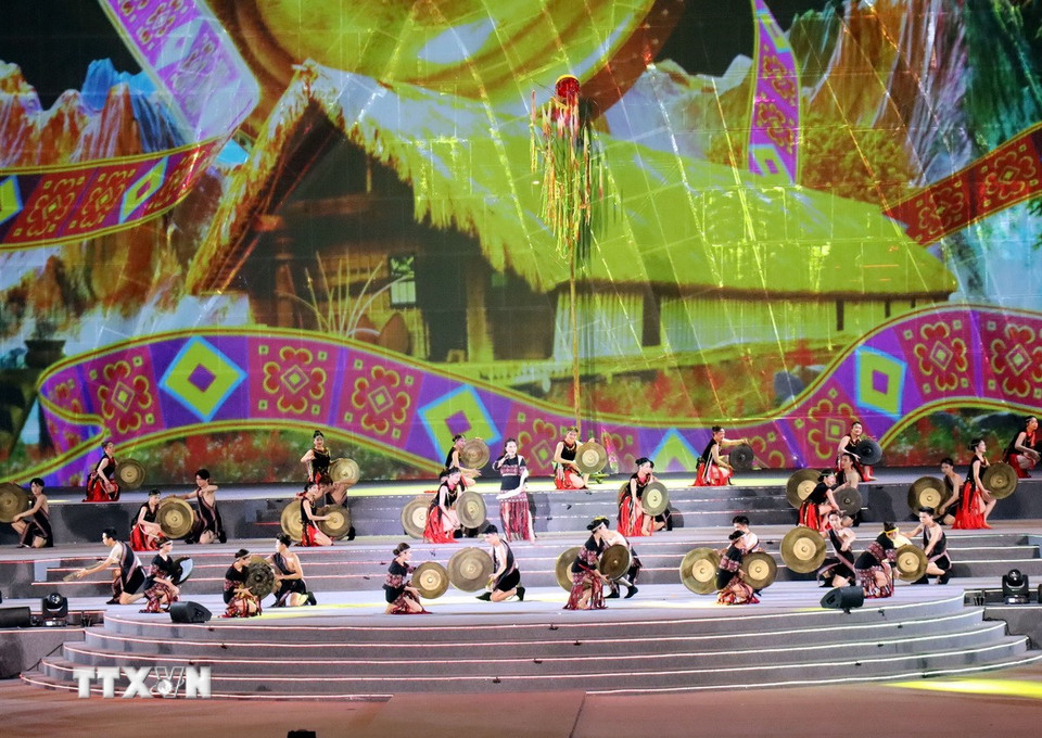 Tiết mục văn nghệ tại lễ khai mạc Canarval Hạ Long. (Ảnh: Đức Hiếu/TTXVN)