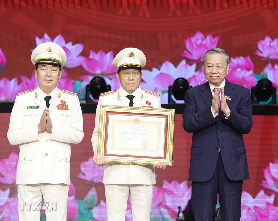 Tổng Bí thư Tô Lâm trao tặng Huân chương Sao vàng lần thứ 5 cho Bộ Công an. (Ảnh: Thống Nhất/TTXVN)