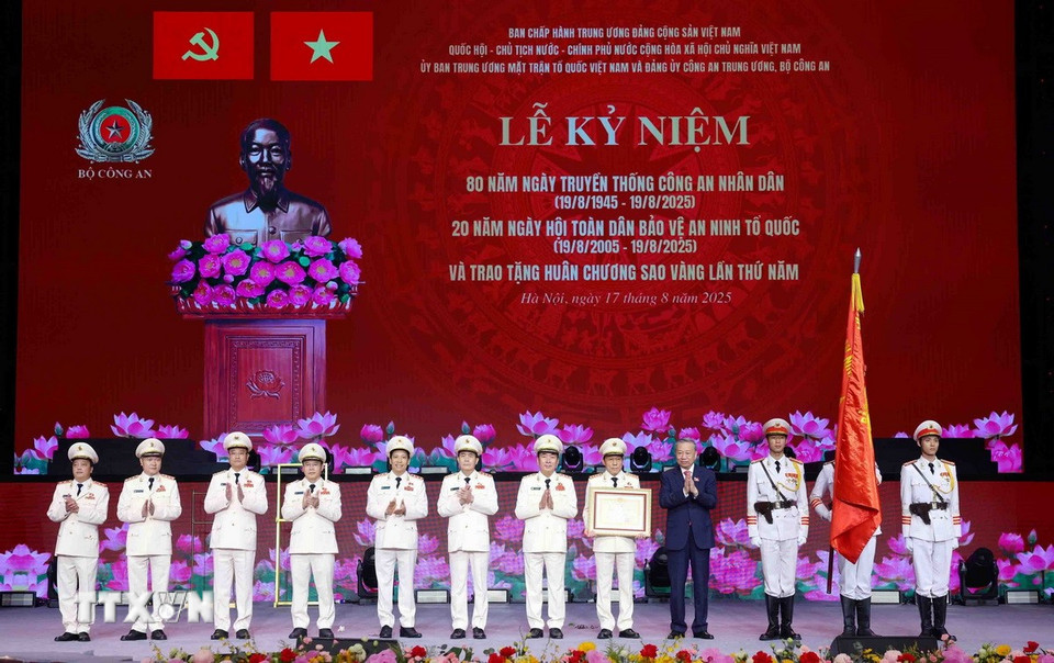 Tổng Bí thư Tô Lâm trao Huân chương Sao vàng lần thứ 5 tặng lực lượng Công an nhân dân. (Ảnh Phạm Kiên/TTXVN)