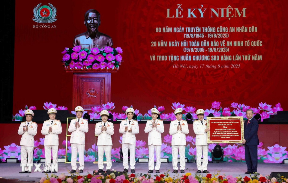 Tổng Bí thư Tô Lâm trao tặng bức trướng cho lực lượng Công an nhân dân. (Ảnh: Phạm Kiên/TTXVN)