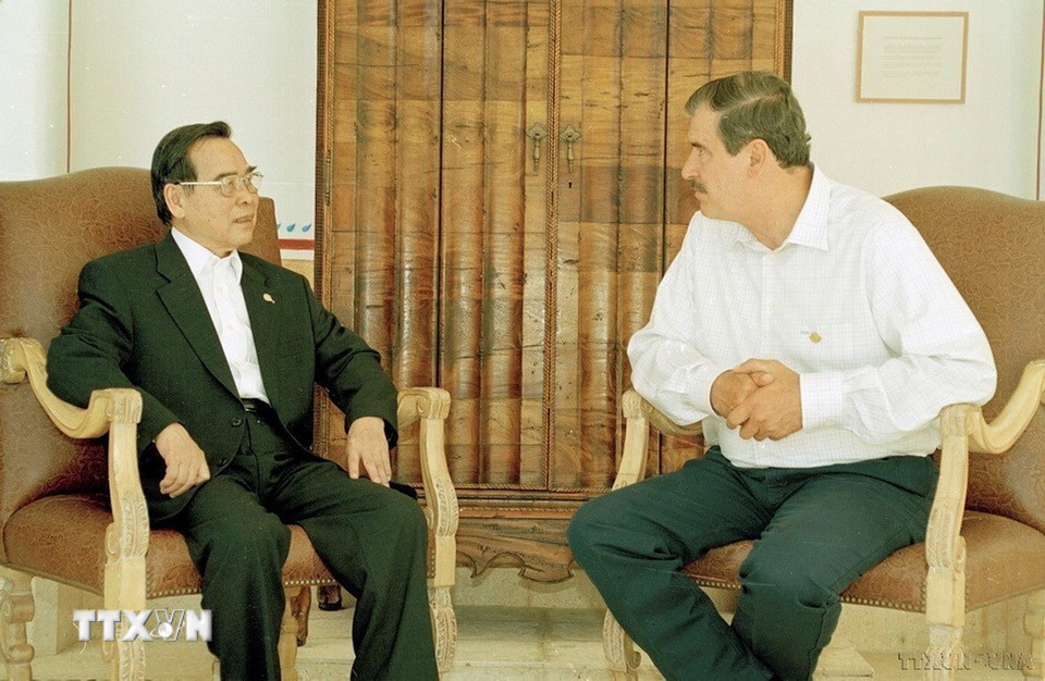 Trong chuyến tham dự Hội nghị Cấp cao APEC lần thứ 10, tại Los Cabos (Mexico), ngày 26/10/2002, Thủ tướng Phan Văn Khải tiếp Tổng thống Mexico Vicente Fox Quesada. (Ảnh: Đức Tám/TTXVN)