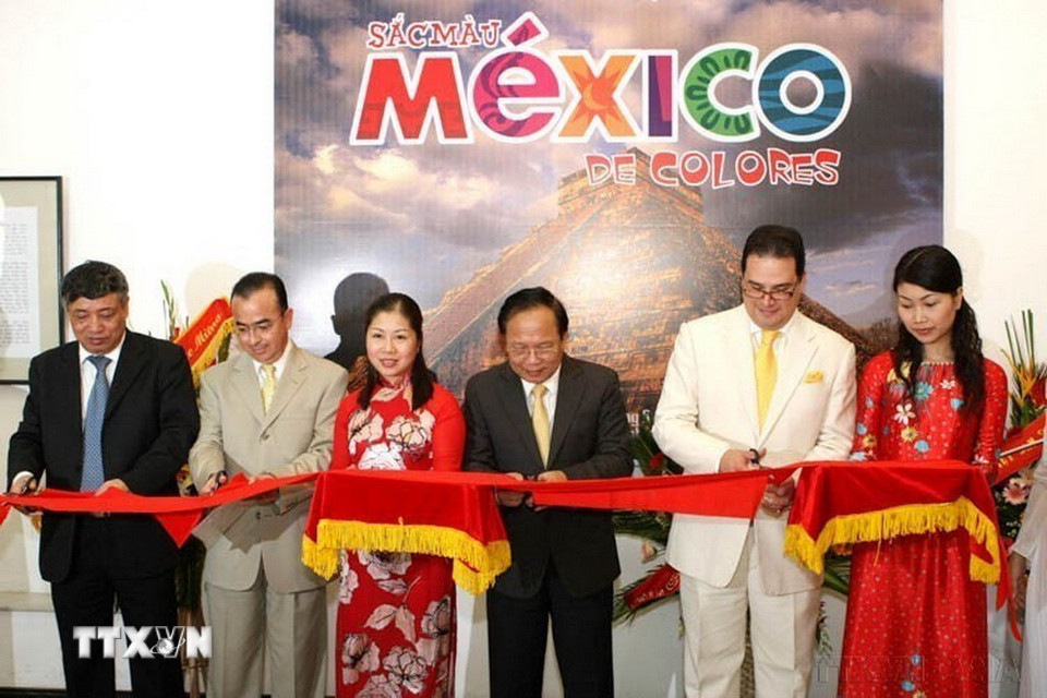 Khai mạc triển lãm ảnh “Sắc màu Mexico” nhân kỷ niệm 199 năm Quốc khánh Mexico (16/9/1810-16/9/2009) do Đại sứ quán Mexico tại Việt Nam, Hãng thông tấn nhà nước Mexico (NOTIMEX) phối hợp với Thông tấn xã Việt Nam tổ chức (Hà Nội, 14/9/2009). (Ảnh: Phương Hoa/TTXVN)