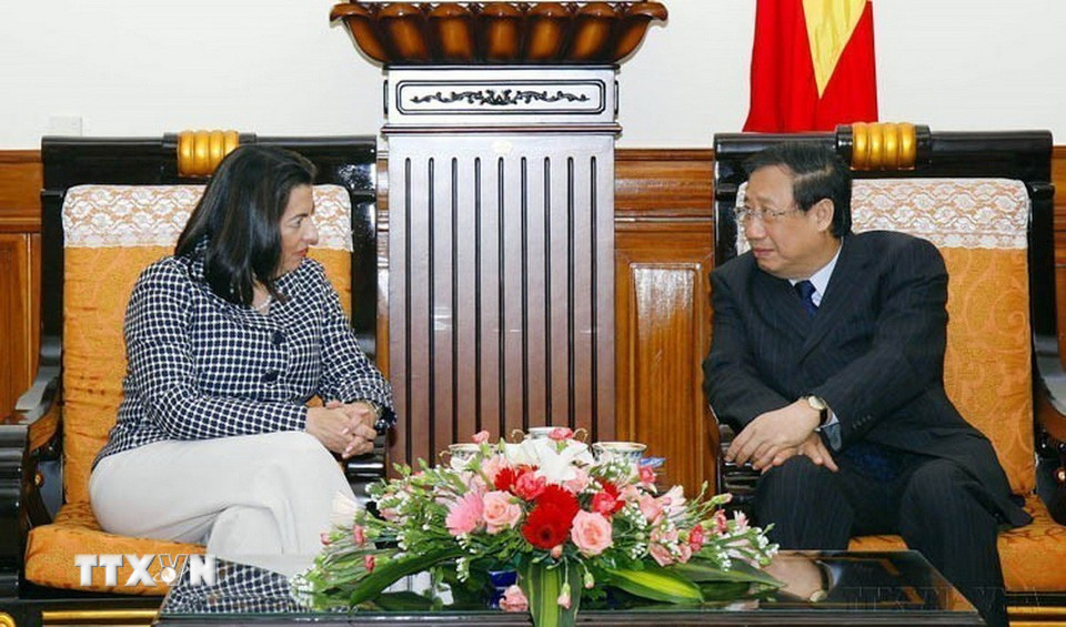 Phó Thủ tướng, Bộ trưởng Ngoại giao Phạm Gia Khiêm tiếp Thứ trưởng Bộ Ngoại giao Mexico Lourdes Aranda bezaury (Hà Nội, 25/4/2008). (Ảnh: Thống Nhất/TTXVN)