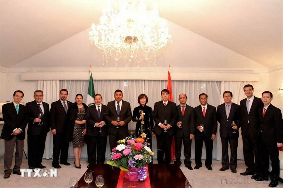 Đại sứ Việt Nam tại Mexico Lê Linh Lan và Thị trưởng Braulio Antonio Alvarez Jasso cùng đại sứ các nước tham dự Buổi gặp gỡ chào mừng sự kiện kết nghĩa giữa thành phố Đà Nẵng của Việt Nam với thành phố Toluca của Mexico (19/12/2015). (Ảnh: Việt Hòa/TTXVN)