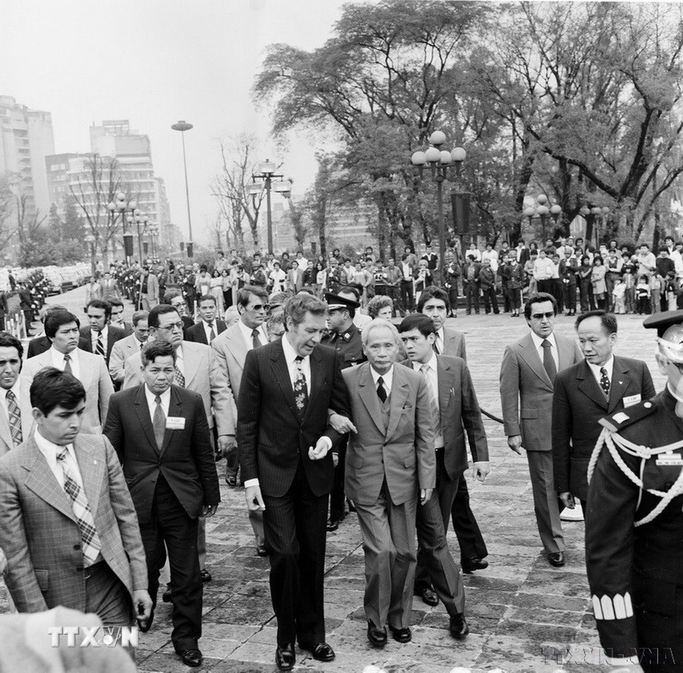 Thủ tướng Phạm Văn Đồng cùng Đoàn đại biểu Việt Nam đến đặt vòng hoa tại Đài kỷ niệm các Anh hùng đấu tranh cho nền độc lập Mexico (1979). (Ảnh: Xuân Lâm/TTXVN)