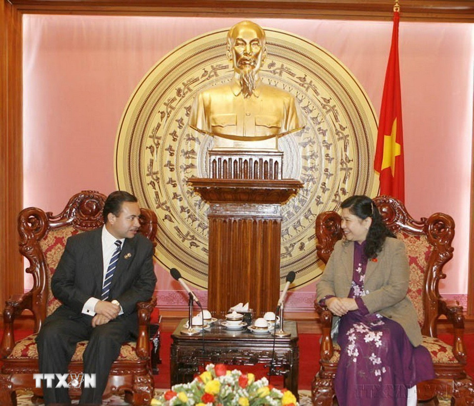 Phó Chủ tịch Quốc hội Tòng Thị Phóng tiếp Chủ tịch Ủy ban Cải cách Nông nghiệp Mexico Ramon Ceja Romero (Hà Nội, 10/2/2009). (Ảnh: Trí Dũng/TTXVN)