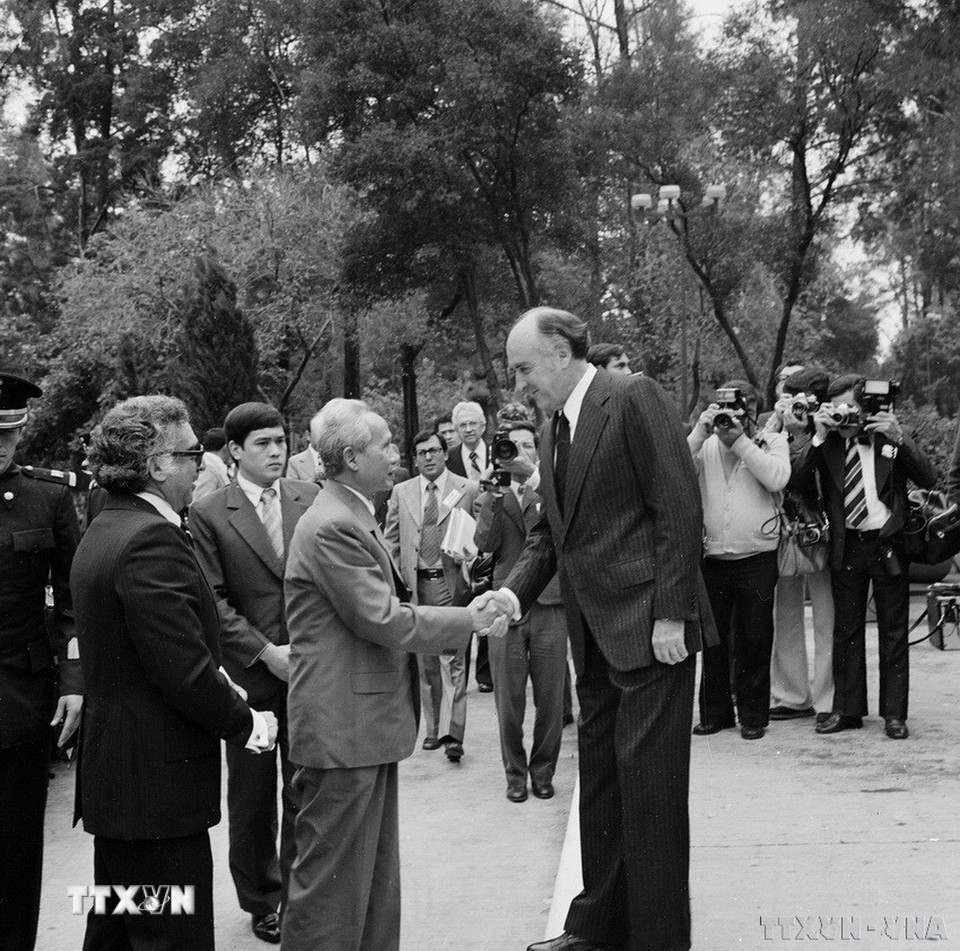 Tổng thống Mexico José López Portillo đón Thủ tướng Phạm Văn Đồng trong chuyến thăm Mexico từ ngày 12-13/9/1979. (Ảnh: Xuân Lâm/TTXVN)