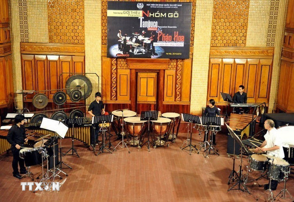 Thành viên nhóm gõ Tambuco của Mexico biểu diễn cùng với nhóm gõ Pháo hoa của Học viện Âm nhạc Quốc gia Việt Nam, trong khuôn khổ giao lưu trao đổi, hợp tác Văn hóa giữa hai nước (Hà Nội, 25/10/2010). (Ảnh: Thanh Hà/TTXVN)
