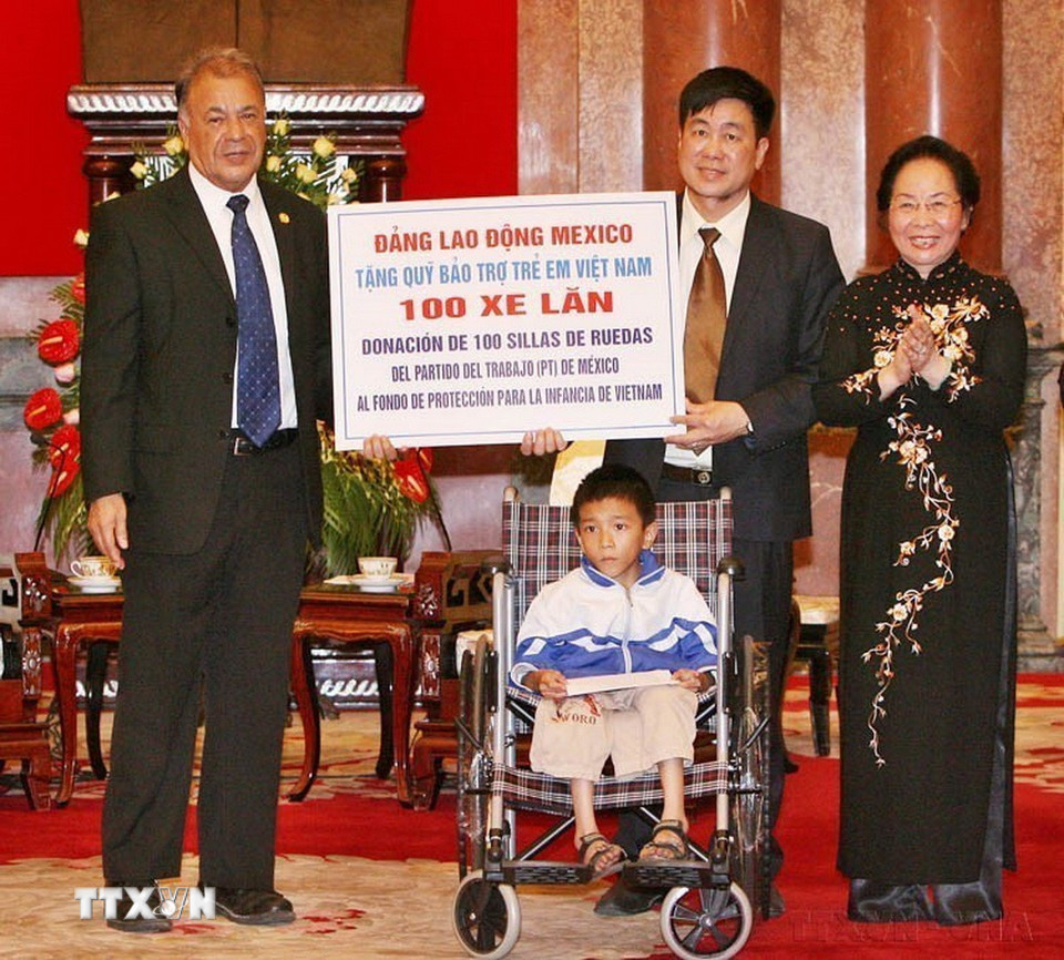 Tổng Bí thư Đảng Lao động Mexico (PT) Alberto Anaya Gutierrez, Trưởng đoàn Nghị sỹ PT tại Hạ viện Mexico, Chủ tịch Nhóm Nghị sỹ hữu nghị Mexico-Việt Nam tặng 100 chiếc xe lăn cho Quỹ bảo trợ trẻ em Việt Nam (8/5/2014). (Ảnh: TTXVN)