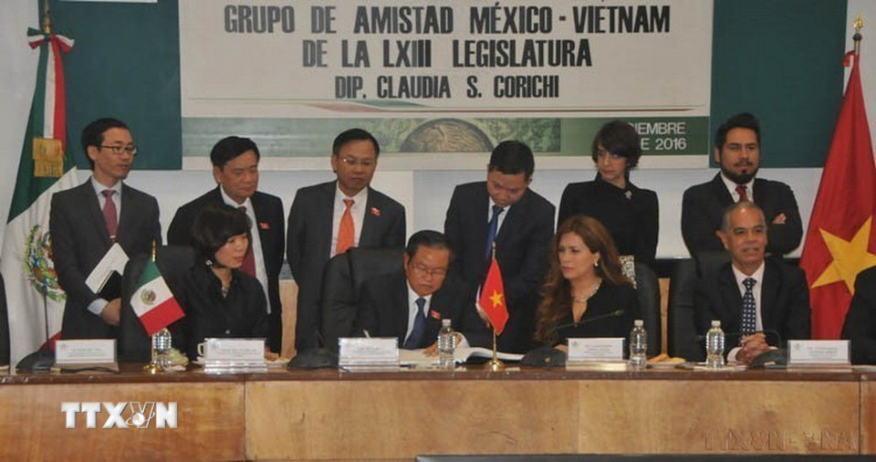 Phó Chủ tịch Quốc hội Đỗ Bá Tỵ ký sổ vàng của Nhóm Nghị sỹ hữu nghị Mexico với Việt Nam của Hạ viện Mexico (3/12/2016). (Ảnh: Lưu Việt Hùng/TTXVN)