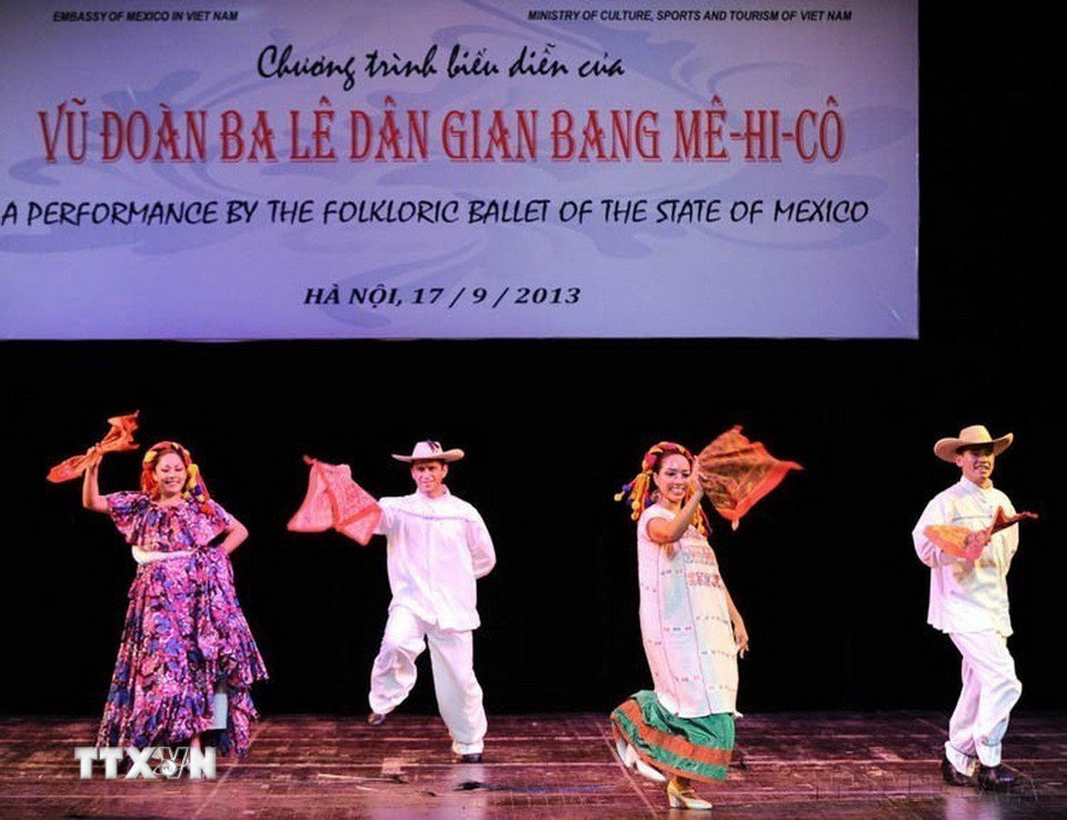 Tiết mục múa đặc sắc do các nghệ sỹ của vũ đoàn ballet dân gian Mexico biểu diễn tại Đêm biểu diễn nghệ thuật ballet dân gian Mexico nhân kỷ niệm 38 năm Ngày thiết lập quan hệ ngoại giao giữa hai nước (Hà Nội, 17/9/2013). (Ảnh: Minh Đức/TTXVN)