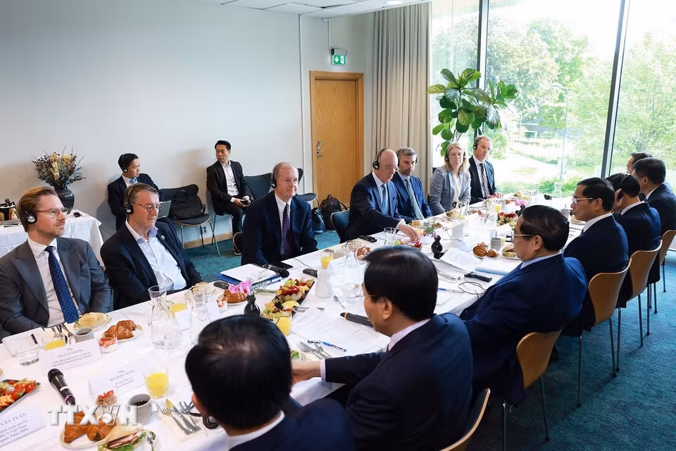 Ông Marcus Wallenberg, Chủ tịch Hội đồng quản trị Tập đoàn SEB, và một số lãnh đạo tập đoàn hàng đầu của Thụy Điển tham dự buổi làm việc. (Ảnh: Dương Giang/TTXVN)