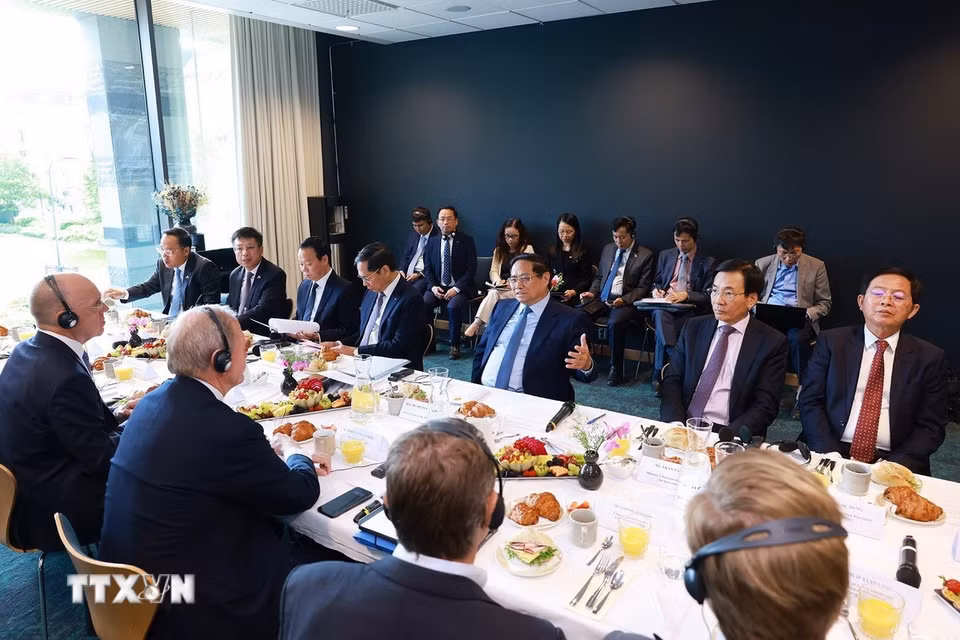 Thủ tướng Phạm Minh Chính phát biểu tại buổi làm việc với một số lãnh đạo tập đoàn hàng đầu của Thụy Điển. (Ảnh: Dương Giang/TTXVN)