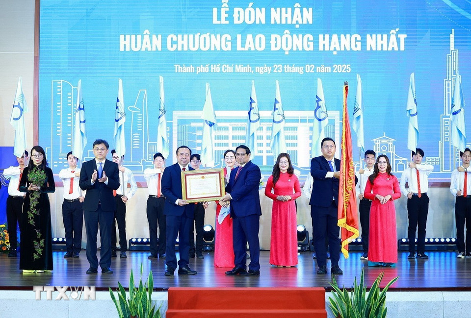 Thủ tướng Phạm Minh Chính trao Huân chương Lao động hạng Nhất của Chủ tịch nước tặng Đại học Quốc gia Thành phố Hồ Chí Minh. (Ảnh: Dương Giang/TTXVN)
