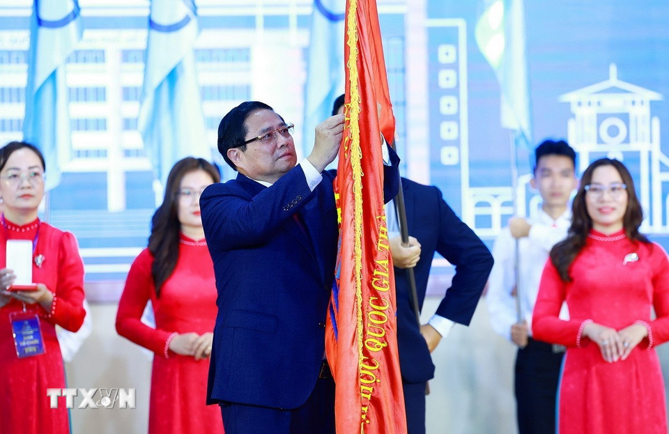 Thủ tướng Phạm Minh Chính trao Huân chương Lao động hạng Nhất của Chủ tịch nước tặng Đại học Quốc gia Thành phố Hồ Chí Minh. (Ảnh: Dương Giang/TTXVN)