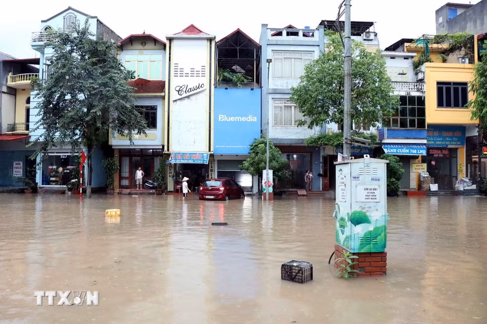 Nhiều tuyến đường tại trung tâm tỉnh Thái Nguyên bị ngập sâu trong nước. (Ảnh: Trần Trang/TTXVN)