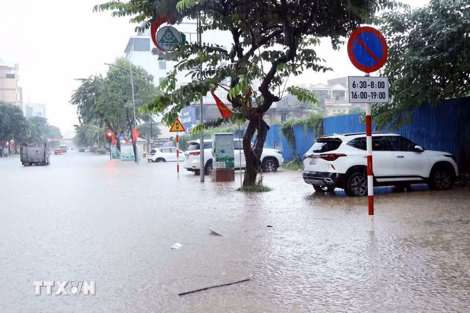 Nhiều tuyến đường tại trung tâm tỉnh Thái Nguyên bị ngập sâu khiến việc đi lại của người dân bị ảnh hưởng. (Ảnh: Trần Trang/TTXVN)