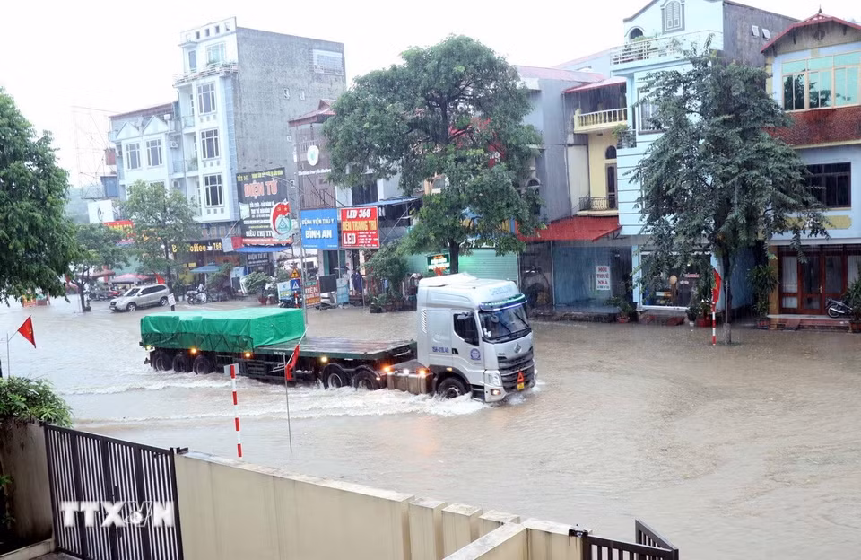 Đường Lương Ngọc Quyến, phường Phan Đình Phùng (Thái Nguyên) bị ngập sâu trong nước. (Ảnh: Trần Trang/TTXVN)