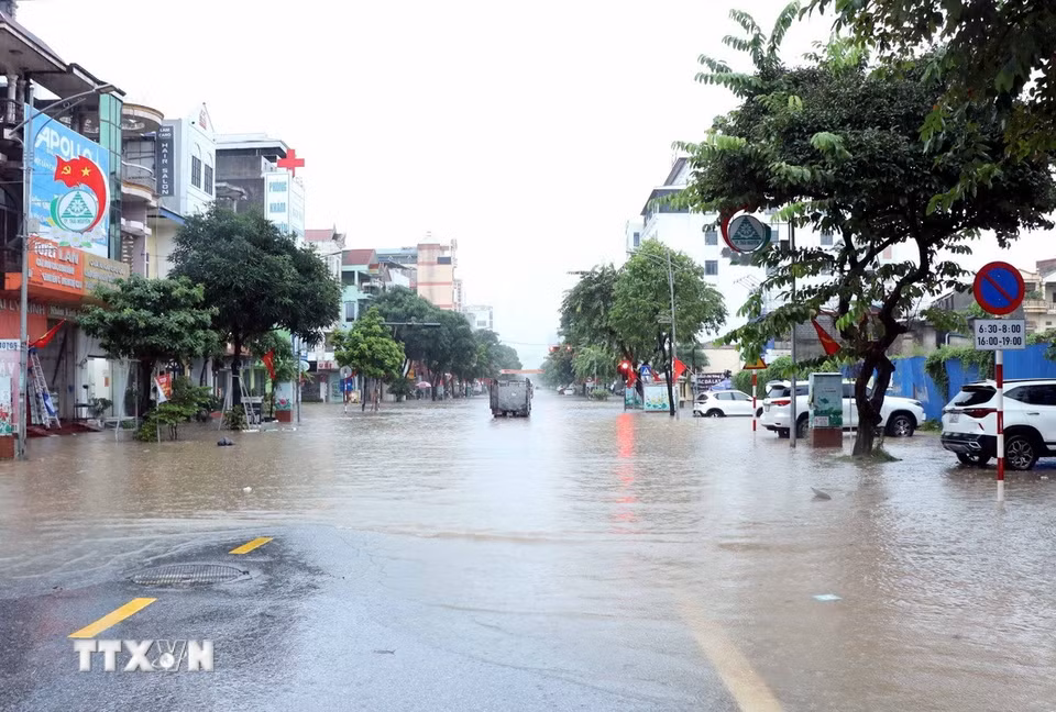 Khu vực ngã tư đường Phan Đình Phùng-Lương Ngọc Quyến (Thái Nguyên) bị ngập sâu trong nước. (Ảnh: Trần Trang/TTXVN)