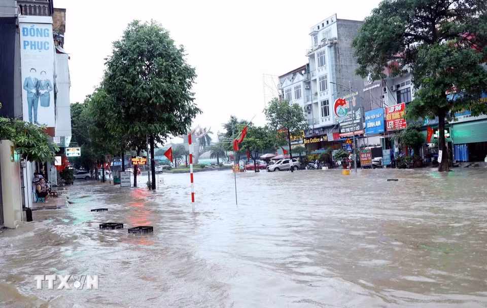 Khu vực ngã ba Bắc Nam đường Lương Ngọc Quyến (Thái Nguyên) bị ngập sâu trong nước. (Ảnh: Trần Trang/TTXVN)