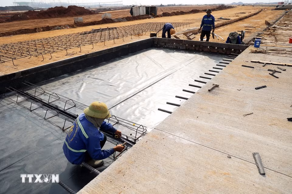 Công nhân thi công làm giằng đường lăn, sân đỗ tàu bay dự án sân bay Long Thành. (Ảnh: Hồng Đạt/TTXVN)