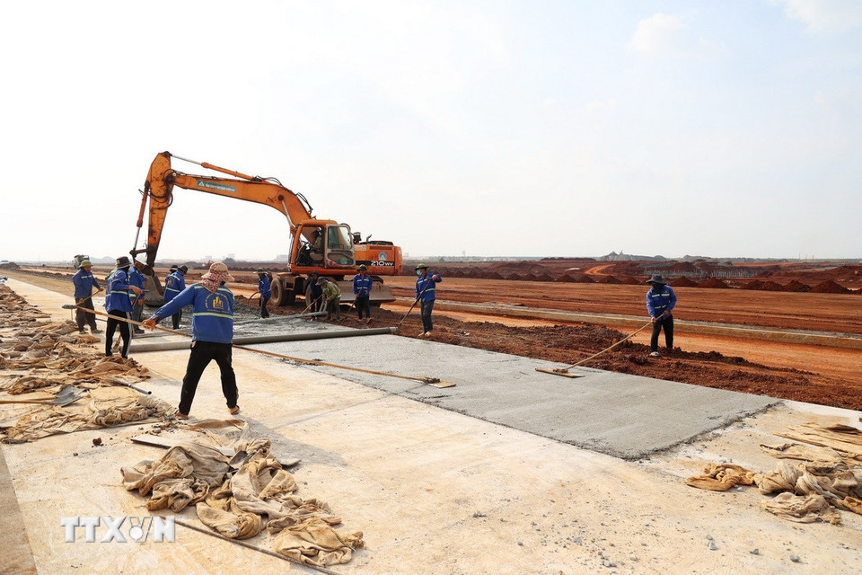 Thi công đường cất hạ cánh, đường lăn, sân đỗ tàu bay thuộc siêu dự án sân bay Long Thành. (Ảnh: Hồng Đạt/TTXVN)