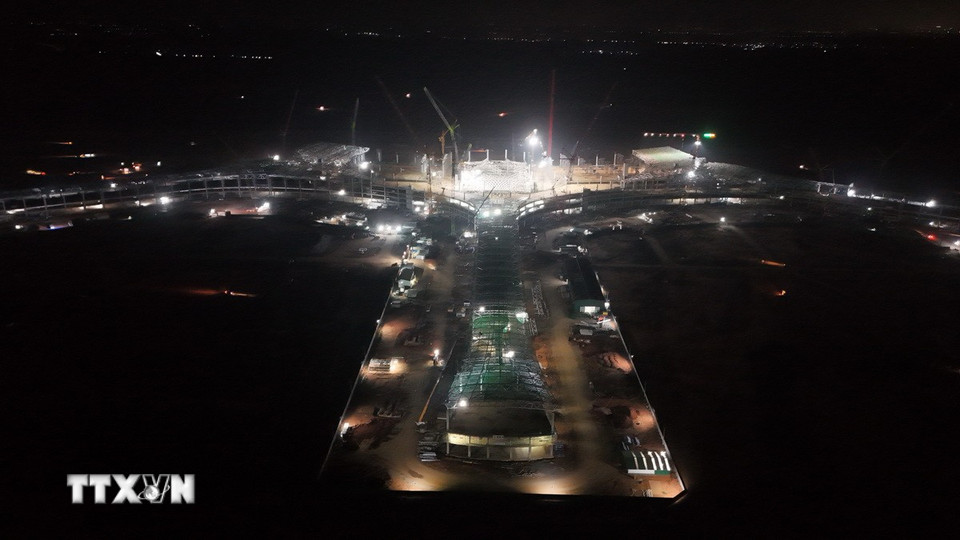 Thi công ban đêm trên đại công trường Sân bay Long Thành. (Ảnh: Hồng Đạt/TTXVN)