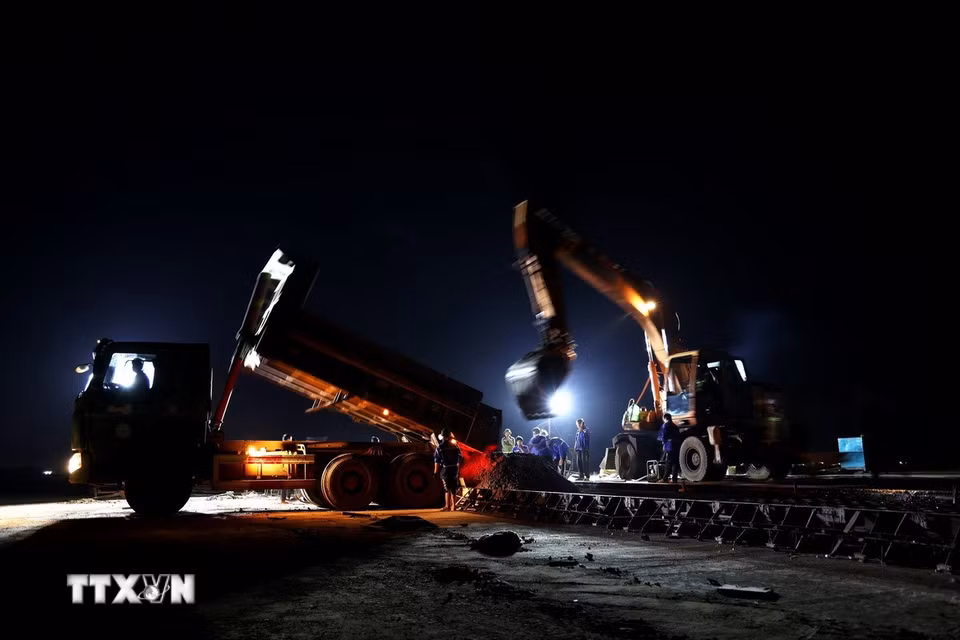Thi công ban đêm trên đại công trường Sân bay Long Thành. (Ảnh: Hồng Đạt/TTXVN)