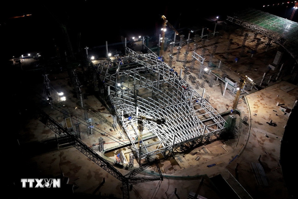 Thi công ban đêm lắp đặt kết cấu mái thép Sân bay Long Thành. (Ảnh: Hồng Đạt/TTXVN)