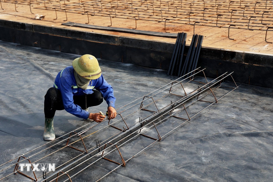 Công nhân cần mẫn làm việc trên công trường Sân bay Long Thành. (Ảnh: Hồng Đạt/TTXVN)