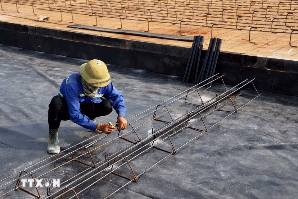 Công nhân cần mẫn làm việc trên công trường Sân bay Long Thành. (Ảnh: Hồng Đạt/TTXVN)