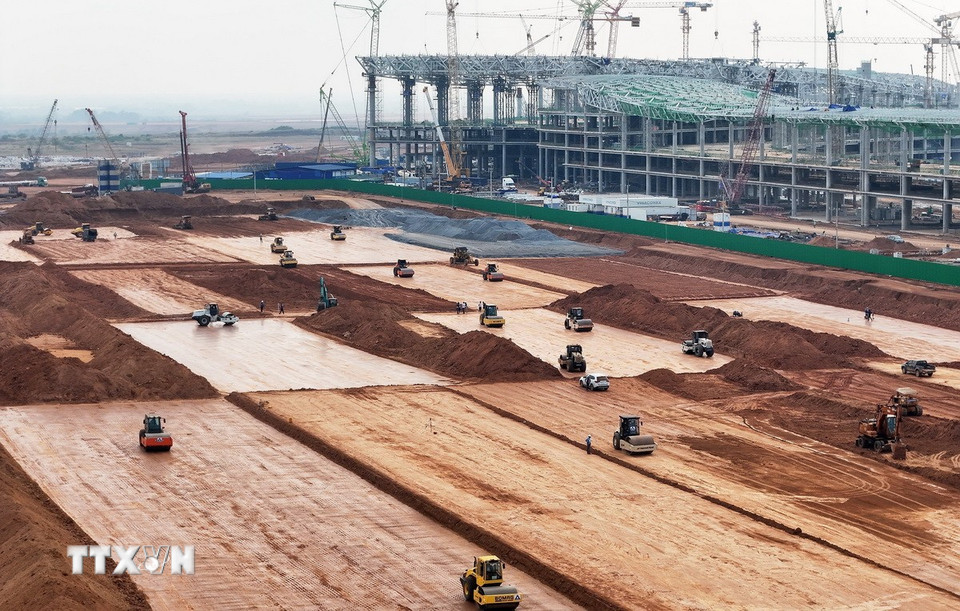 Trong dịp Tết Nguyên đán Ất Tỵ 2025, các nhà thầu Dự án Sân bay Long Thành tổ chức hàng trăm mũi thi công với hơn 7.000 chuyên gia, kỹ sư, công nhân, người lao động và gần 3.000 thiết bị thi công. (Ảnh: Hồng Đạt/TTXVN)