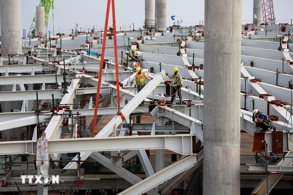 Công nhân thi công lắp đặt kết cấu mái thép Sân bay Long Thành. (Ảnh: Hồng Đạt/TTXVN)