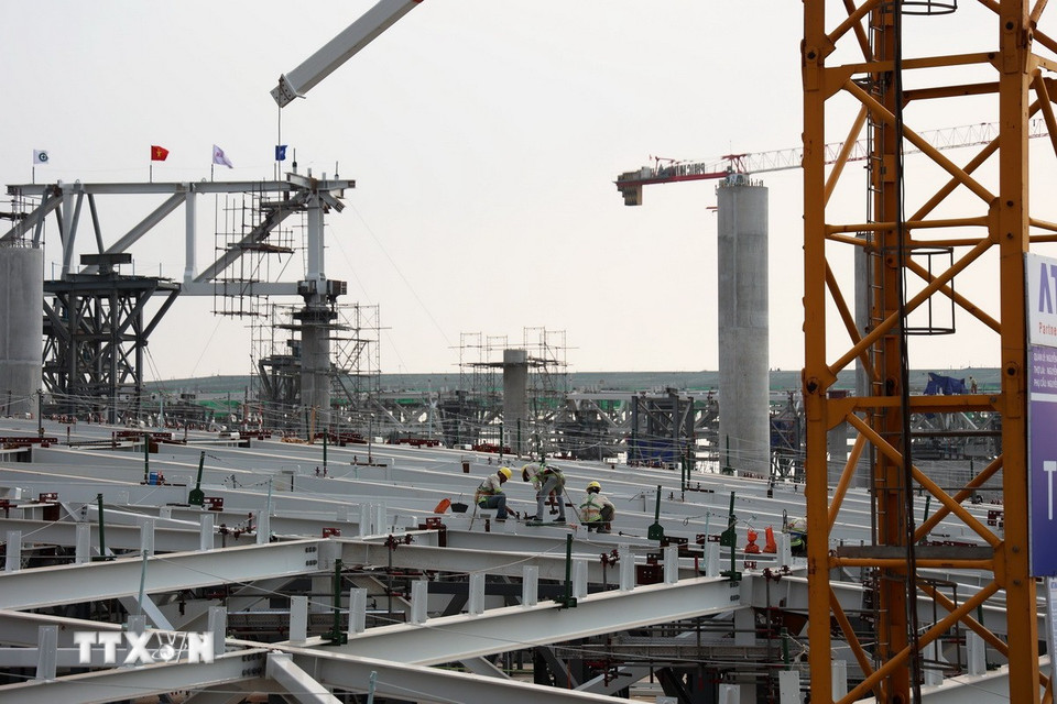 Nhà ga hành khách Sân bay Long Thành thi công lắp đặt kết cấu mái thép. (Ảnh: Hồng Đạt/TTXVN)