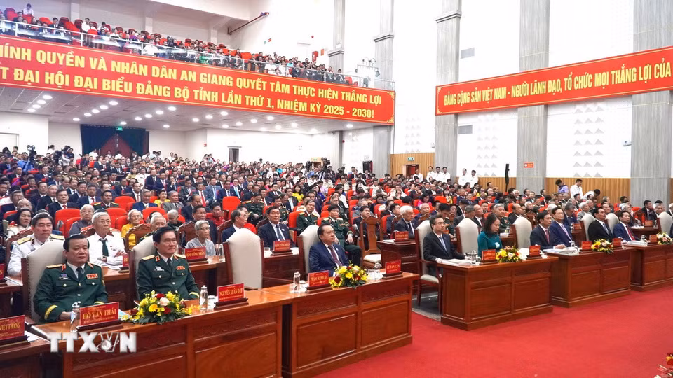 Các lãnh đạo cùng đại biểu dự Đại hội Đảng bộ tỉnh An Giang lần thứ nhất, nhiệm kỳ 2025-2030. (Ảnh: Văn Sĩ/TTXVN)