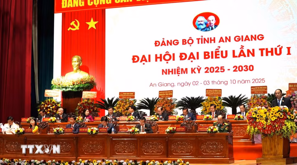 Đoàn Chủ tịch Đại hội Đảng bộ tỉnh An Giang lần thứ nhất, nhiệm kỳ 2025-2030. (Ảnh: Văn Sĩ/TTXVN)